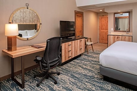 1 King Bed Room - Partial River Views