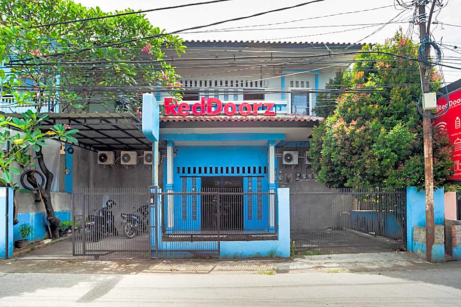 RedDoorz near Margonda Raya