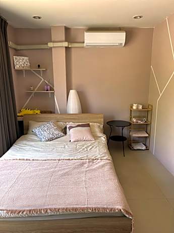 Studio Apartment with Queen Bed