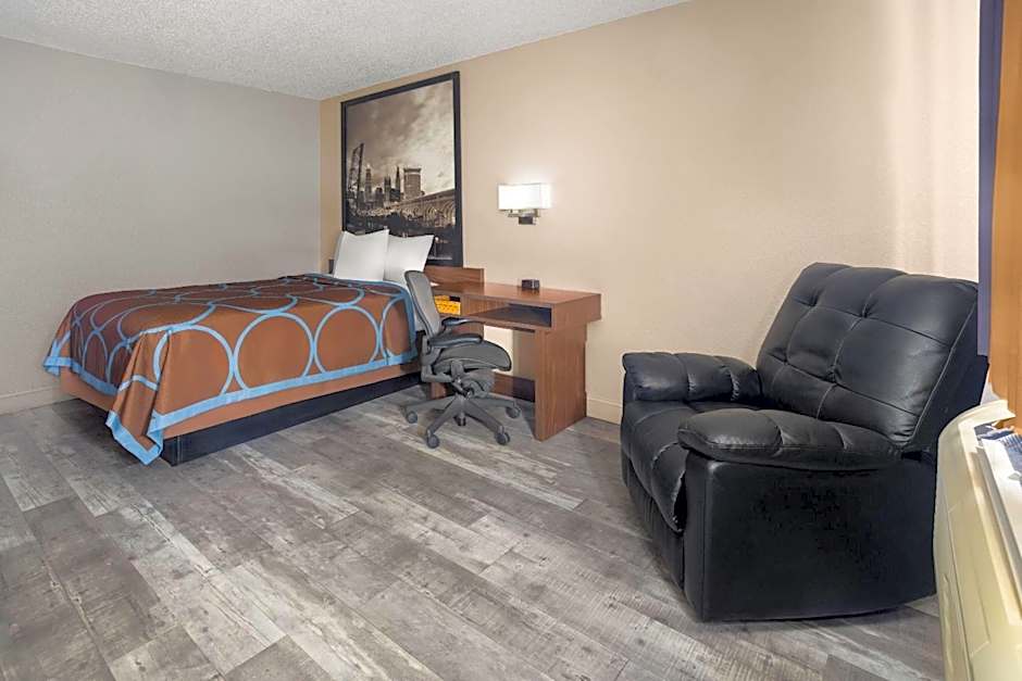 Super 8 by Wyndham Mentor/Cleveland Area