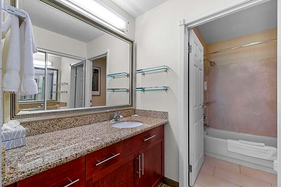 MainStay Suites Appleton Airport - Fox River Mall Area