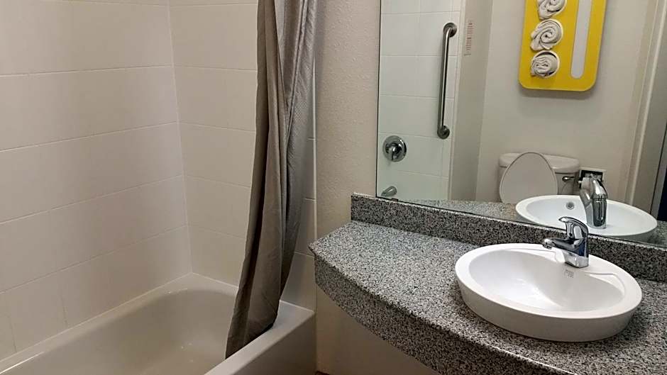 Motel 6 Eagle Pass Lakeside