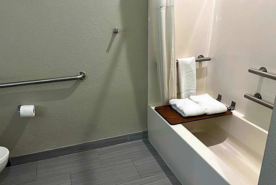 Days Inn by Wyndham near Kansas Speedway