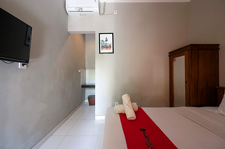 RedDoorz near Mertasari Beach 2