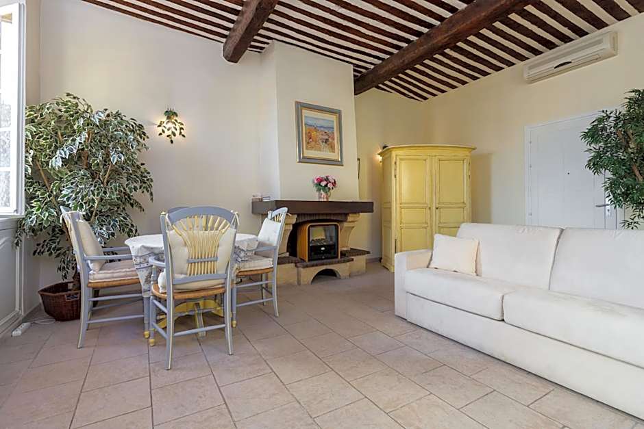Very charming studio apartment on port in Cannes a short walk to Palais with Aircon and internet 411