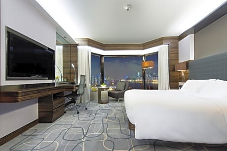 Deluxe Harbour View Suite w/ club lounge access