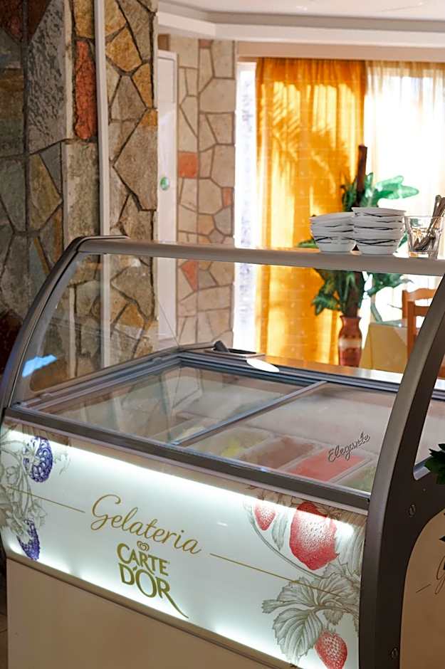 Village Inn Studios & Family Apartments