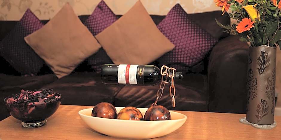 Riverbank View Three Bedroom Apartment with Free Parking