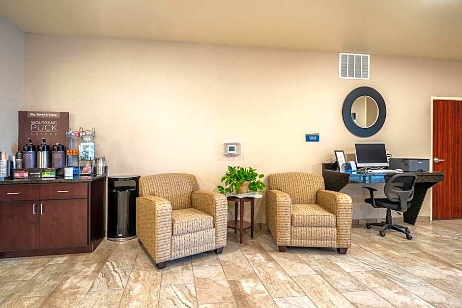 Cobblestone Hotel & Suites - Newport