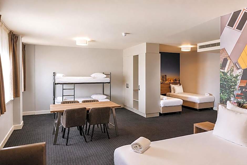 Rotterdam Teleport Hotel