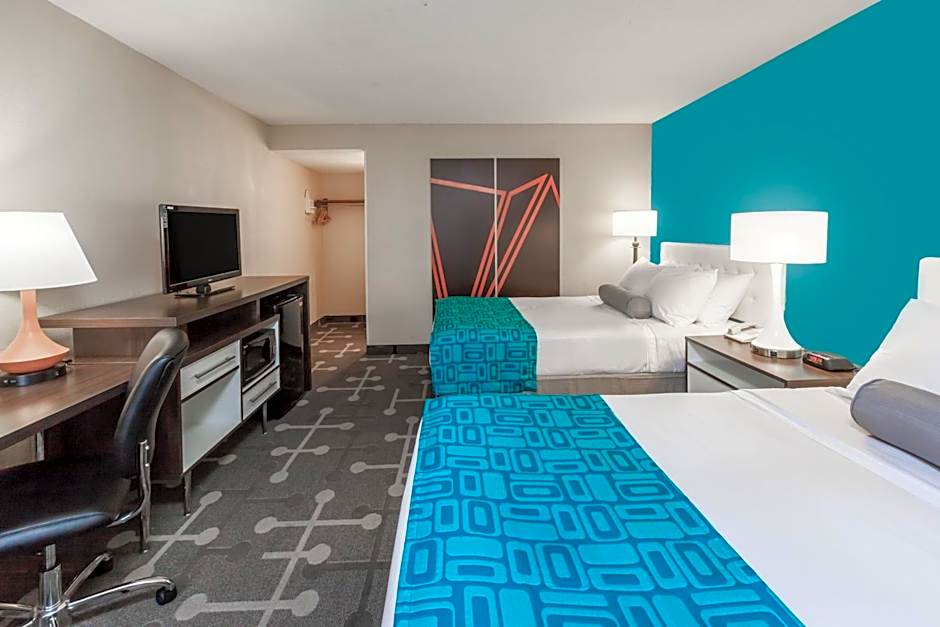 Howard Johnson by Wyndham Romulus Detroit Metro Airport