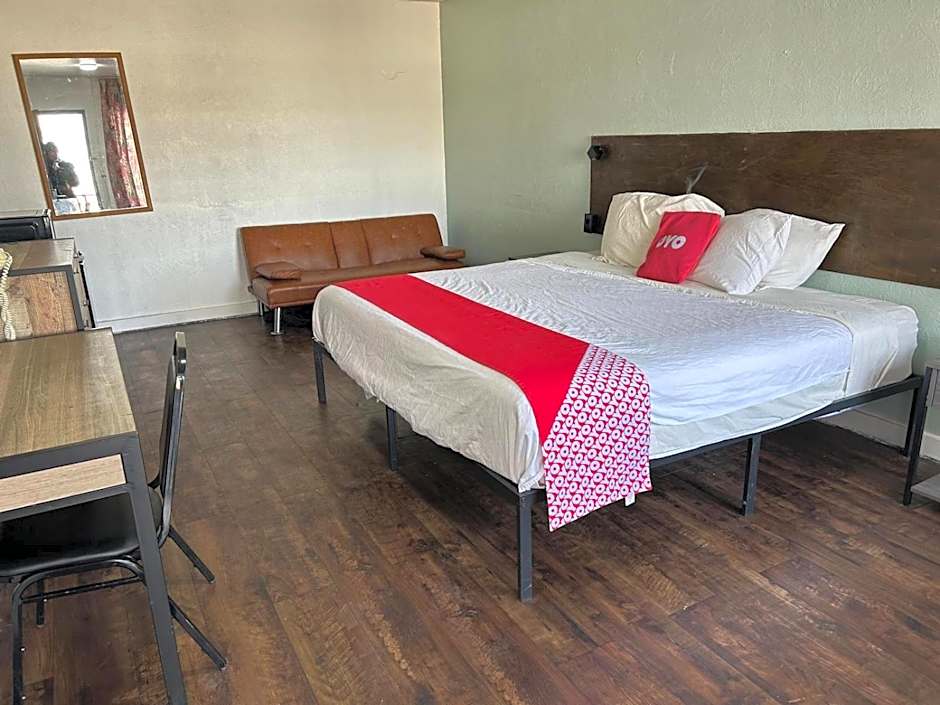 OYO Hotel Downtown Peoria IL I-74