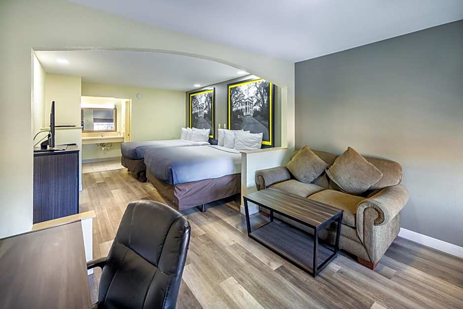 Super 8 by Wyndham Jackson MS Near the Fairgrounds