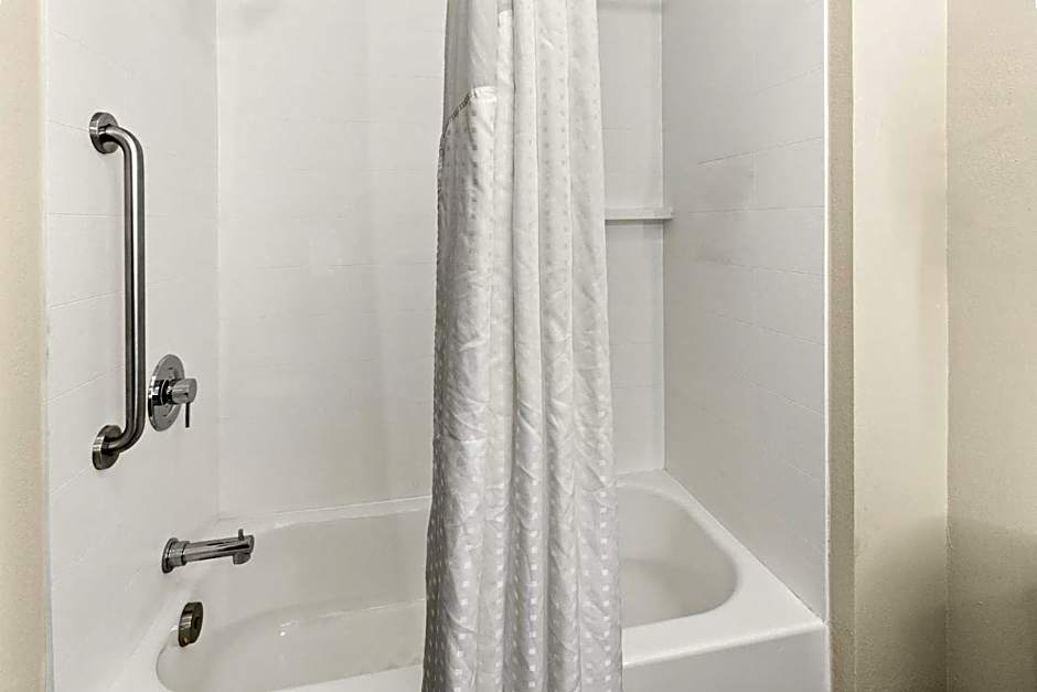 Holiday Inn Express & Suites Fairmont By IHG