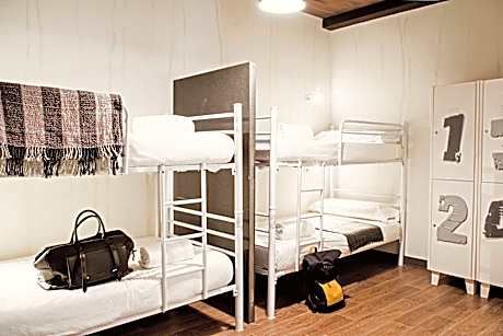 Bed in 6 bed-mixed room