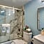 TAMPA BAY, BEACH step away, WIFI, FREE PARKING,POOLS, JACUZZI