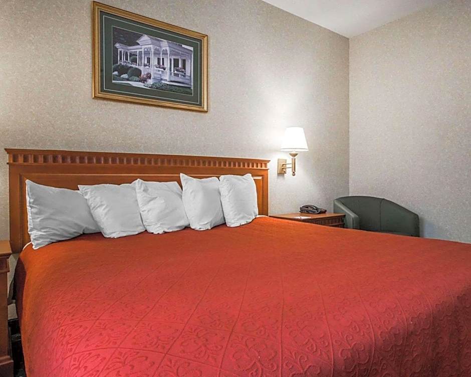 Econo Lodge Glens Falls / Lake George
