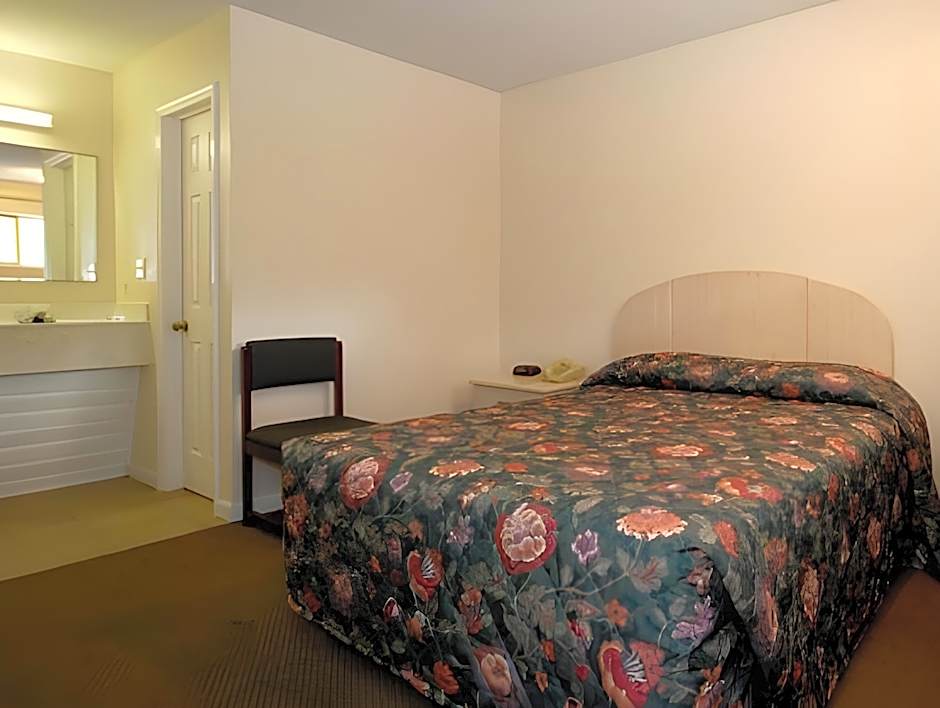 Photo 1 of 1 of 1 Queen Bed, Nonsmoking