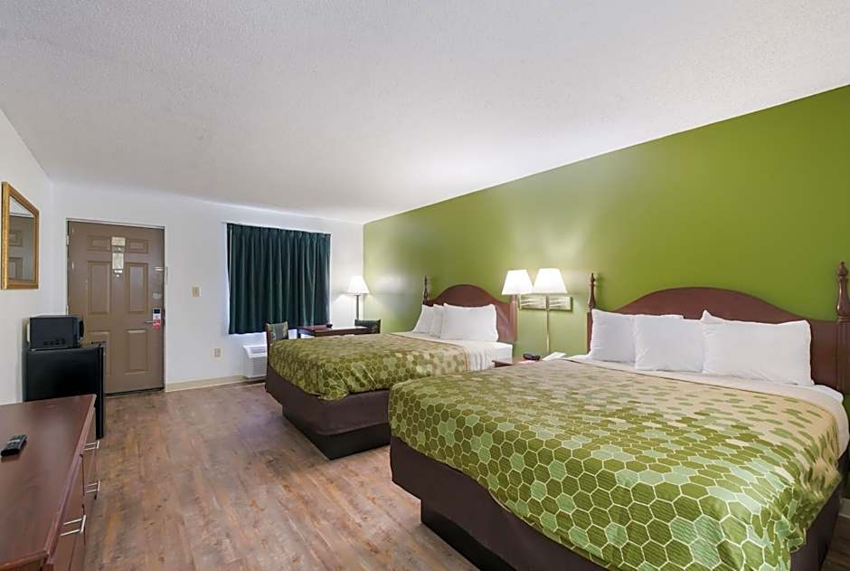 Econo Lodge Inn & Suites East