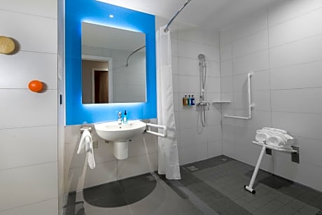 King Room - Mobility Access/Roll in Shower - Non-Smoking