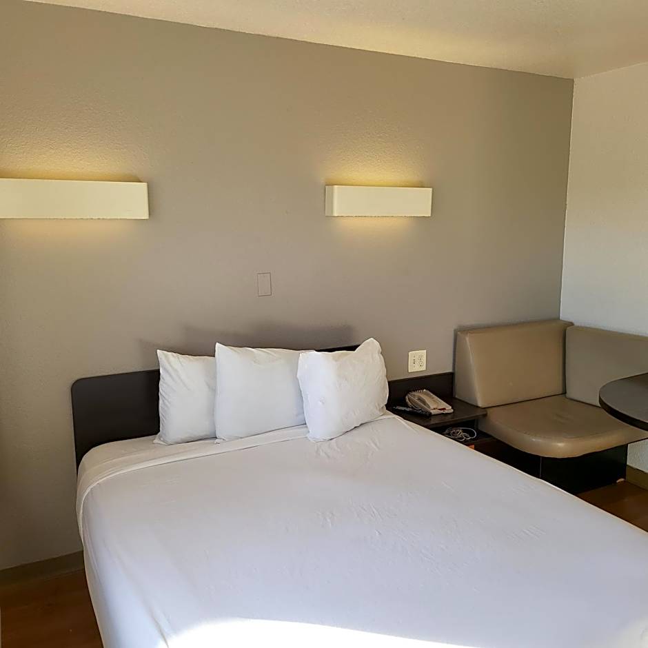 Super 8 by Wyndham Santa Clara