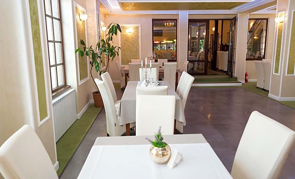 Complex Parc Pini Moinesti