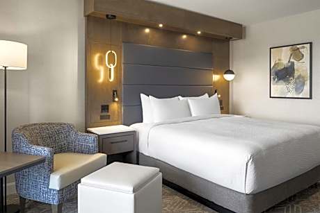 Executive King Room with Rain Shower - Second Floor/Non-Smoking