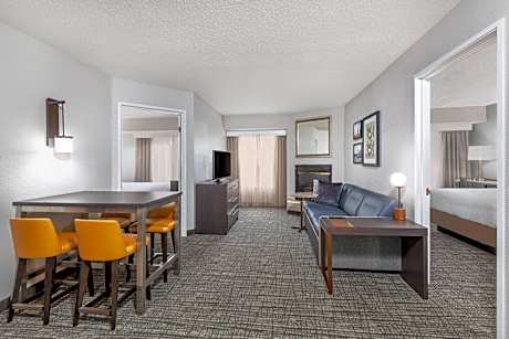 2 Bedroom Suite, Bedroom 1: 1 Queen, Bedroom 2: 1 Queen, Sofa bed