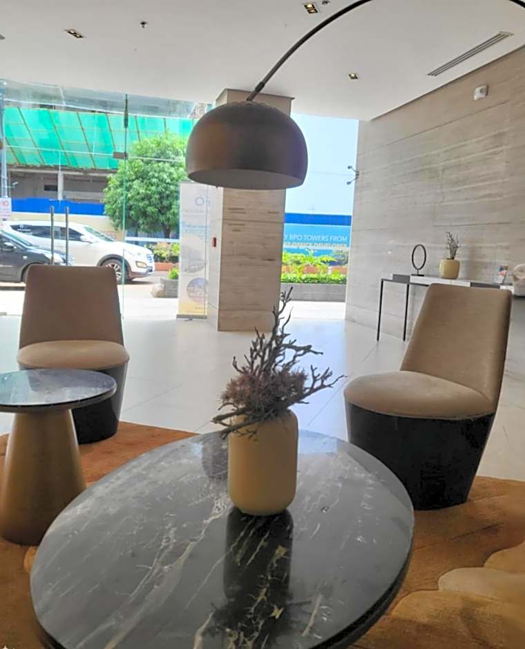 Mactan Newtown 8Newtown Boulevard Beach Condo RM9