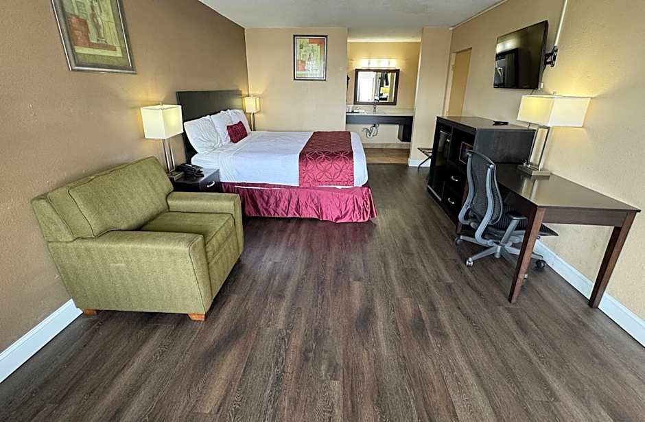 Photo 1 of 5 of 1 King Bed, Nonsmoking