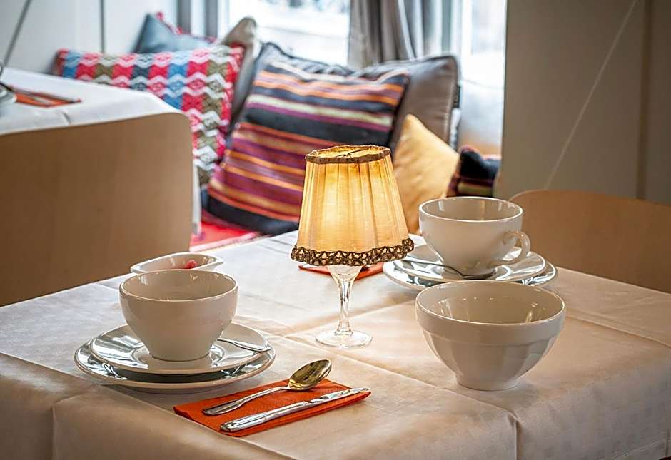 Collector's Lady Hamilton Hotel