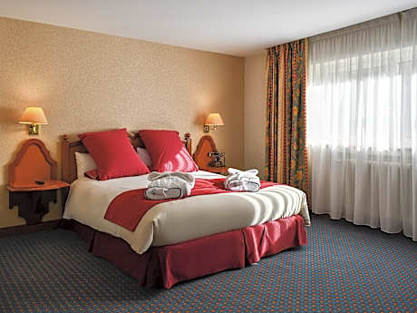 Superior Room with a queen-size bed and a single bed