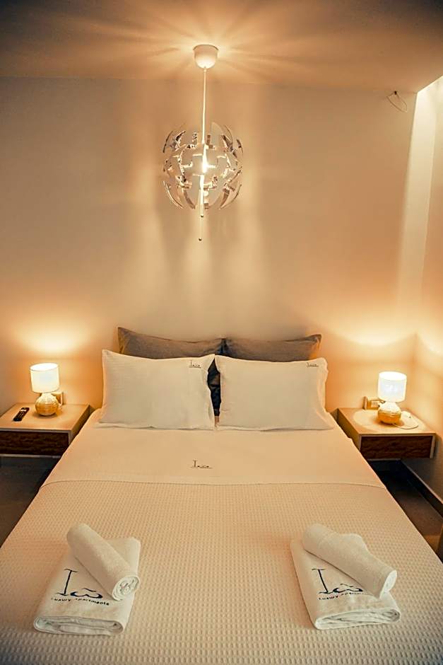 IO Luxury Pool & Hot Tub Suites