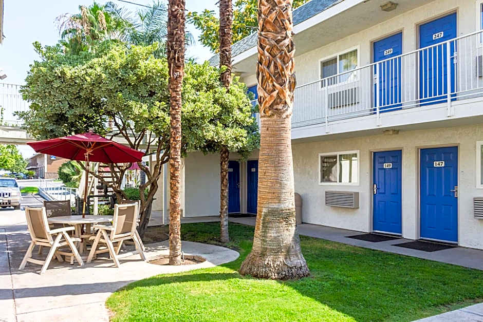 Motel 6-Bakersfield, CA - East