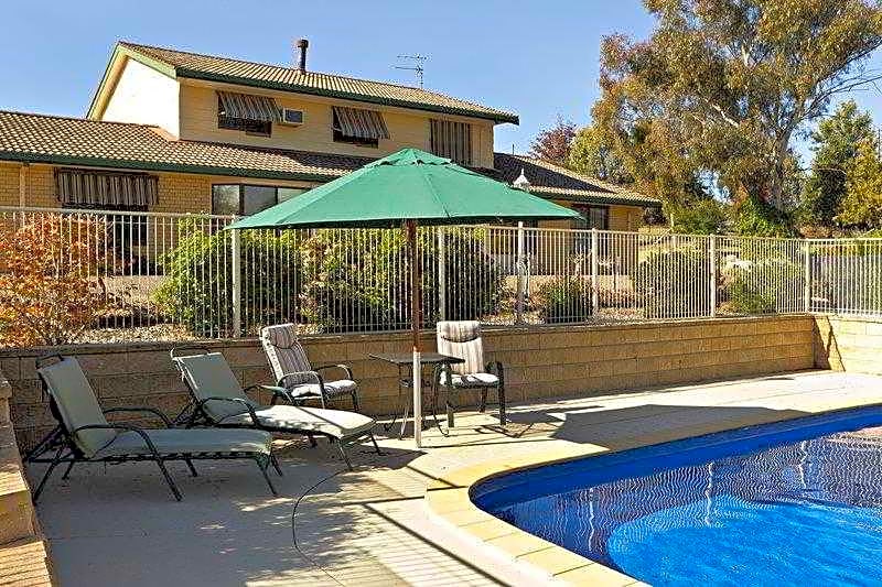 Hilltops Retreat Motor Inn