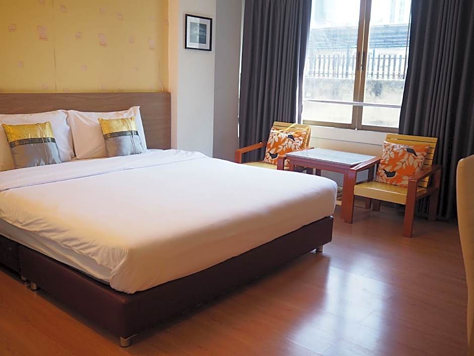 Crown Bts Nana Hotel