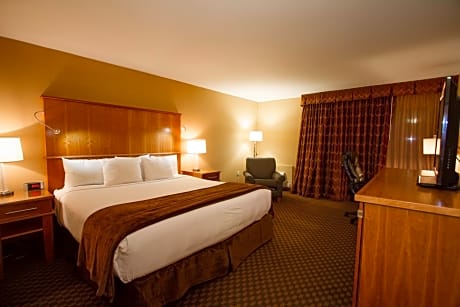 Executive Room One King Bed Courtyard Side