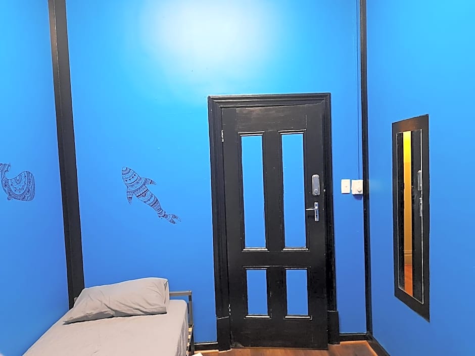 Ozi Inn Backpackers - Perth -Valid International Passport Required