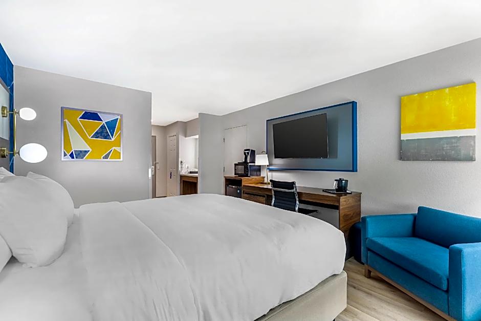 Photo 1 of 4 of 1 King Bed, Nonsmoking