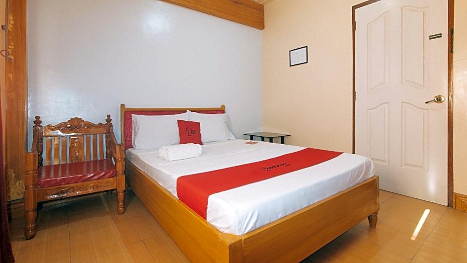 RedDoorz @ Farm Side Hotel Laoag City