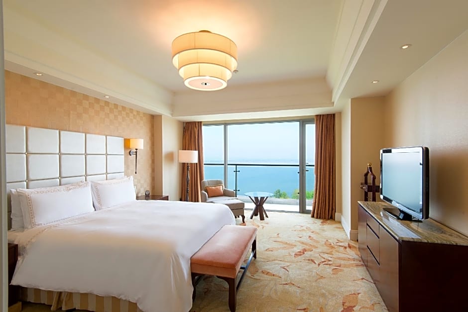 Photo 1 of 13 of Signature 1 King Bed, Lake View