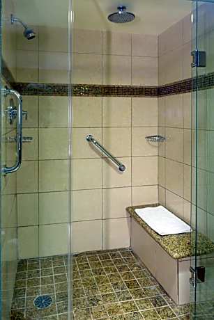 2 Double Mobility Accessible W/ Ri Shwr