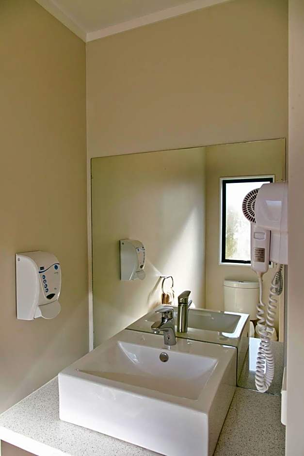 Le Chalet Suisse Motel Taupo