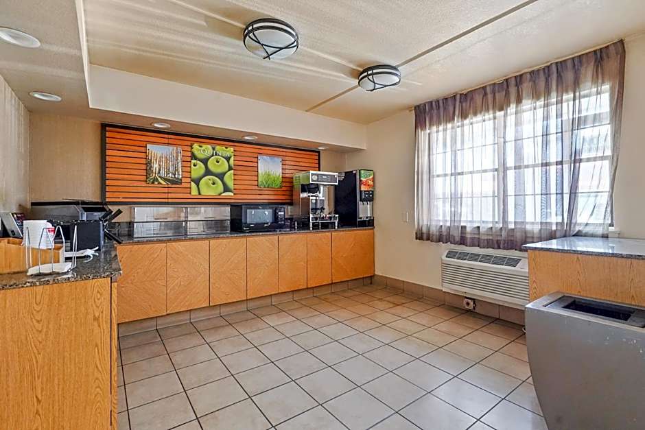 La Quinta Inn by Wyndham Costa Mesa / Newport Beach