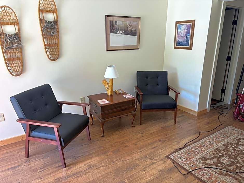 Creekside Downtown Vacation Suites, Only Adults 25 or older