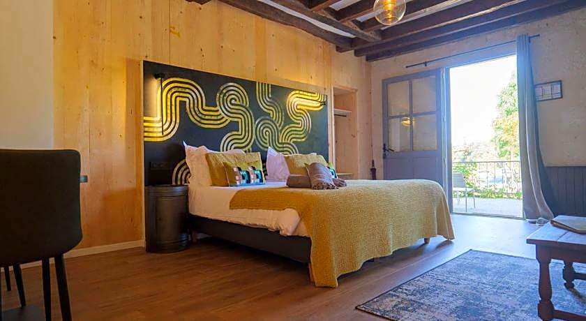 Le Chateau de Candes, sa Tour et ses Suites.