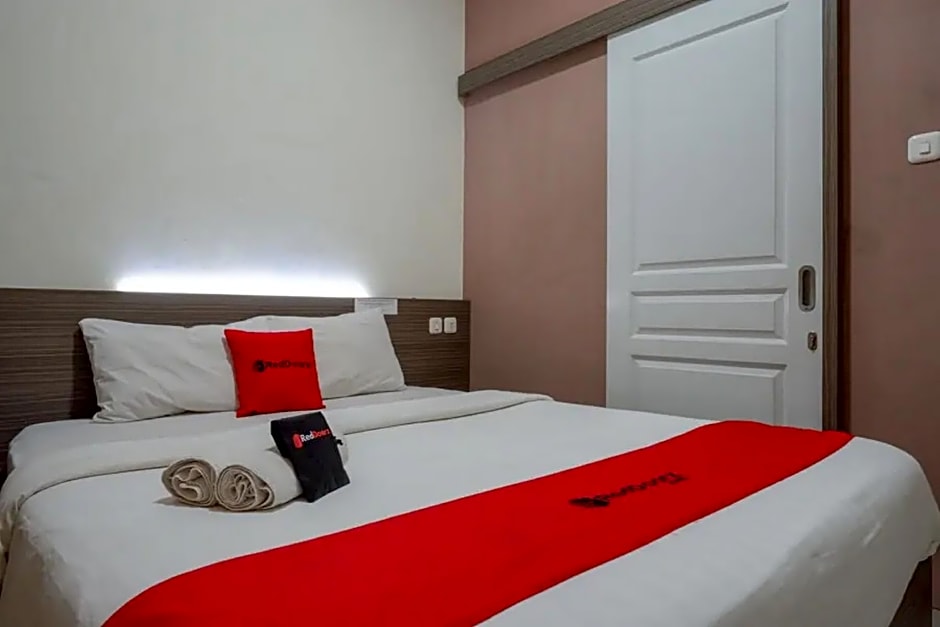 RedDoorz Plus near Paragon Mall Semarang