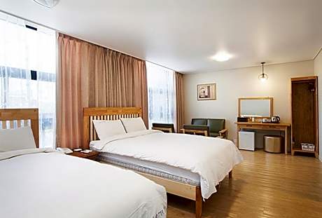 Deluxe Family Room