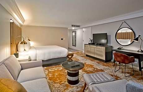 Corner Junior Suite with Soak Tub