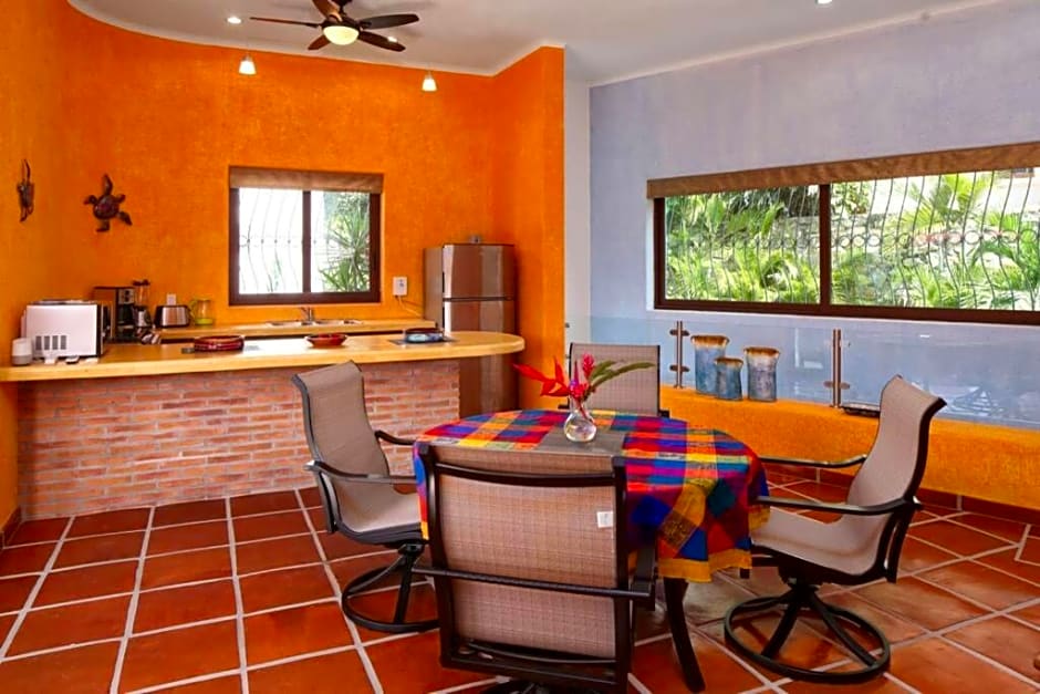 Villa Kiwi. Huge Pool, Steps To Town n Beach. 6 plus BRM 7.5 BTH 3 KCN